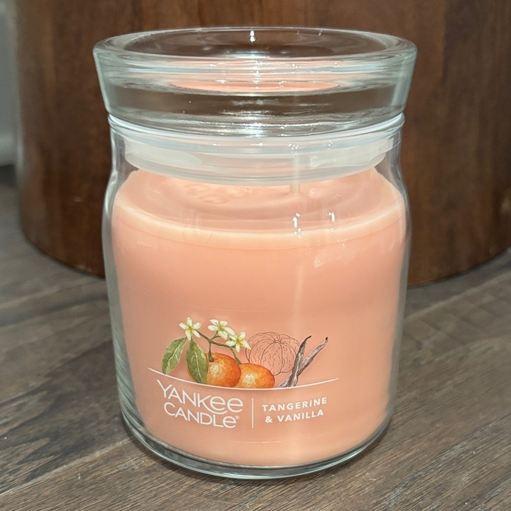 Yankee Candle Tangerine And Vanilla,citrus,sugar,rose,nectarine,mandarin,fresh